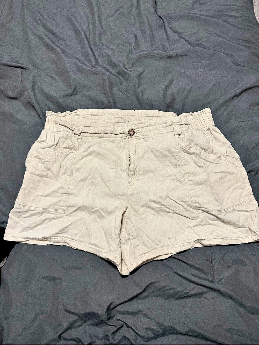 Old navy Shorts in Cream Like New